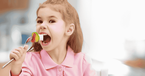 Apprendre à ses enfants à bien manger : méthodes douces