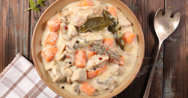 Blanquette de veau servie dans une cocotte en fonte