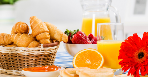 Routine matinale pour démarrer la journée en pleine forme (avec fruits à l’honneur)