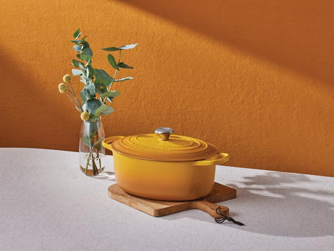 Le Creuset Signature Oval Casserole Dish 29 cm – Enameled Cast Iron “Cherry” 4.7 L