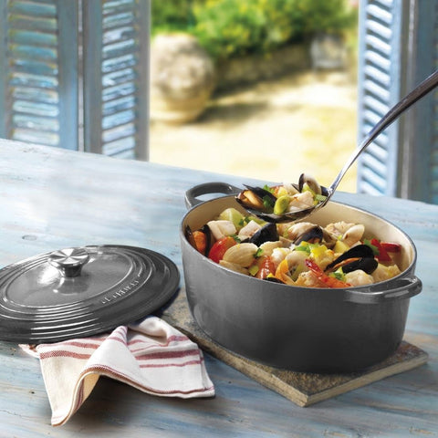 Le Creuset Signature Oval Casserole Dish 29 cm – Enameled Cast Iron “Cherry” 4.7 L