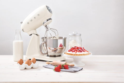 Smeg SMF03CREU Stand Mixer – 4.8 L, 10 Speeds, Planetary Motion & Soft Start