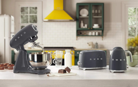 Smeg SMF03CREU Stand Mixer – 4.8 L, 10 Speeds, Planetary Motion & Soft Start