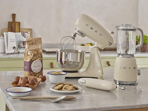 Smeg SMF03CREU Stand Mixer – 4.8 L, 10 Speeds, Planetary Motion & Soft Start
