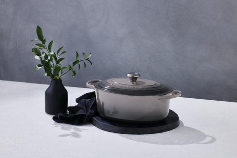 Le Creuset Signature Oval Casserole Dish 29 cm – Enameled Cast Iron “Cherry” 4.7 L