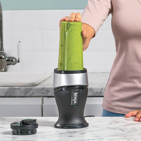 Ninja 700W Mixeur Slim et Smoothie Maker, 2x 470ml gobelets avec couvercles à bec, mixeur personnel, écrase la glace et les fruits congelés, argent/noir QB3001EUS