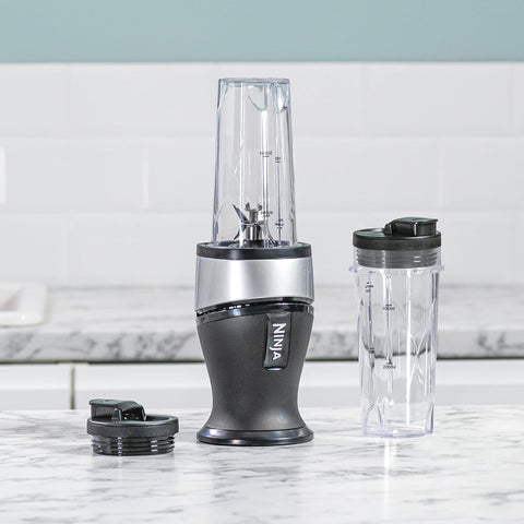 Ninja 700W Mixeur Slim et Smoothie Maker, 2x 470ml gobelets avec couvercles à bec, mixeur personnel, écrase la glace et les fruits congelés, argent/noir QB3001EUS