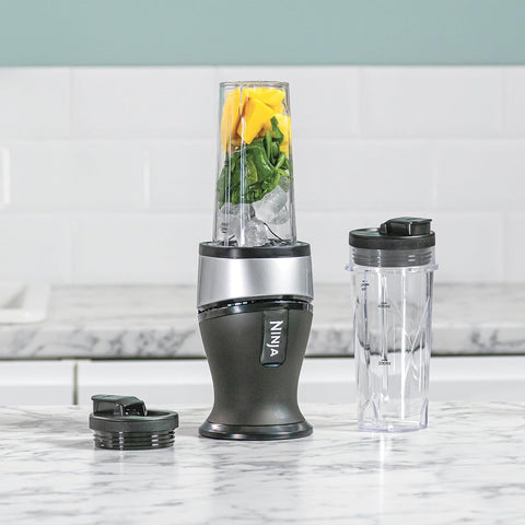 Ninja 700W Mixeur Slim et Smoothie Maker, 2x 470ml gobelets avec couvercles à bec, mixeur personnel, écrase la glace et les fruits congelés, argent/noir QB3001EUS