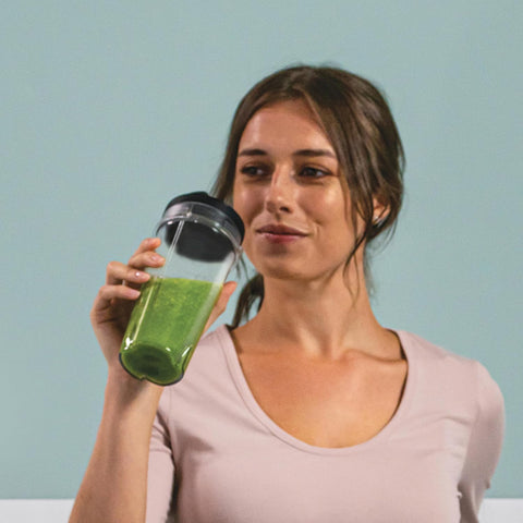 Ninja 700W Mixeur Slim et Smoothie Maker, 2x 470ml gobelets avec couvercles à bec, mixeur personnel, écrase la glace et les fruits congelés, argent/noir QB3001EUS