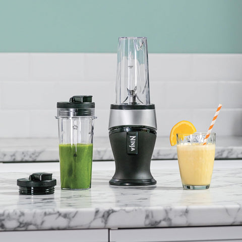 Ninja 700W Mixeur Slim et Smoothie Maker, 2x 470ml gobelets avec couvercles à bec, mixeur personnel, écrase la glace et les fruits congelés, argent/noir QB3001EUS