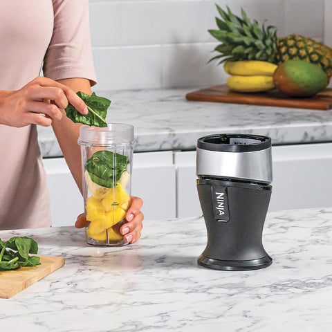 Ninja 700W Mixeur Slim et Smoothie Maker, 2x 470ml gobelets avec couvercles à bec, mixeur personnel, écrase la glace et les fruits congelés, argent/noir QB3001EUS
