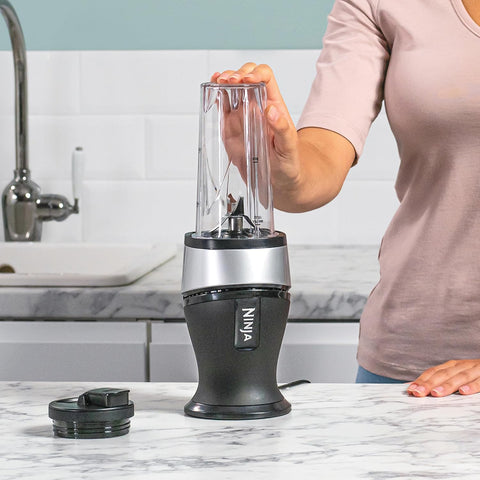 Ninja 700W Mixeur Slim et Smoothie Maker, 2x 470ml gobelets avec couvercles à bec, mixeur personnel, écrase la glace et les fruits congelés, argent/noir QB3001EUS
