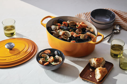 Le Creuset Signature Oval Casserole Dish 29 cm – Enameled Cast Iron “Cherry” 4.7 L
