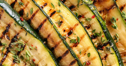 Courgettes grillées au Air Fryer, dorées et fondantes, zestes de citron et copeaux de parmesan