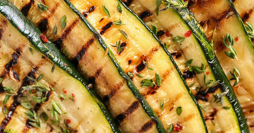 Courgettes grillées au Air Fryer, dorées et fondantes, zestes de citron et copeaux de parmesan
