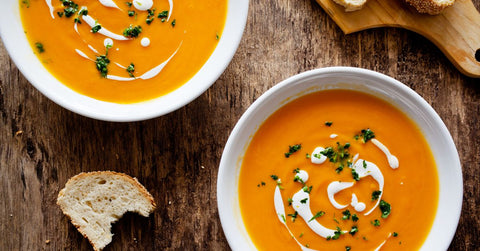 (Bol crème fumant, dés de potimarron rôtis, graines de courge grillées, filet d’huile de noisette.) 📷