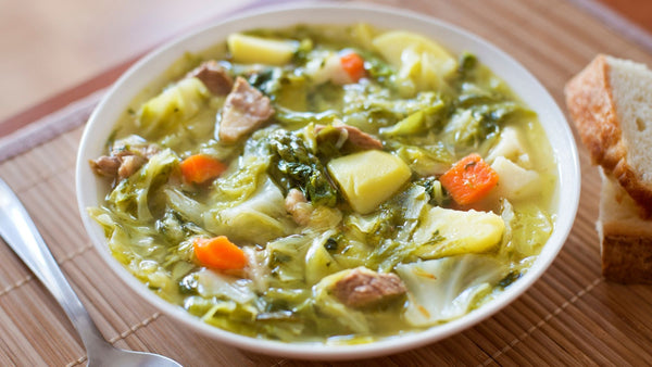 (Bol généreux, quartiers de chou vert bien tendres, rondelles de carotte, éclats de lard fumé, pain grillé en topping.) 📷