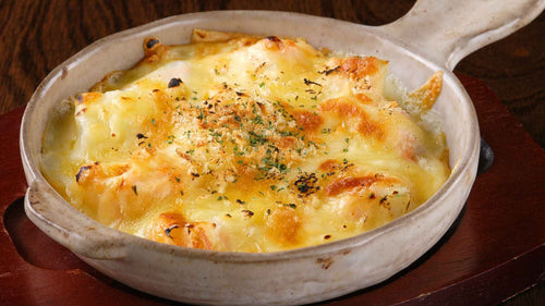 (Plat gratiné : pain rustique imbibé de crème au vin, couverture de Comté bien bullée, persil haché, salade verte à côté.) 📷