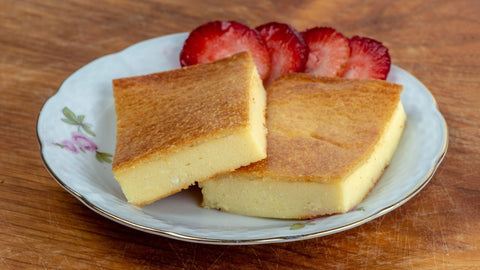 (Moule rond : fiadone doré, surface légèrement craquelée, quartiers de citron et éclats de sucre, part dressée avec filet de miel du maquis.) 📷