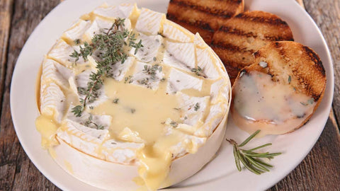 Camembert rôti — recette régionale de Normandie 🧀 - Neary - Livraison panier de fruits et légumes