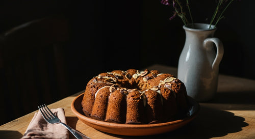 Tranche gourmande de carrot cake, fondant, parfumé à la cannelle, nappé de cream cheese onctueux.