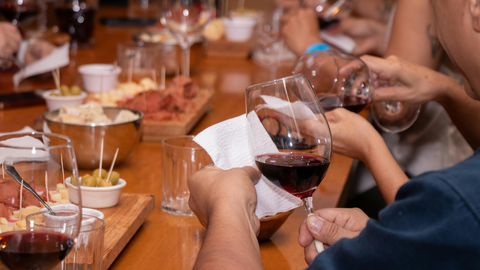 🍷 Vin pour raclette : Savoie, Jura ou Alsace ? Conseils & accords parfaits - Neary - Livraison panier de fruits et légumes