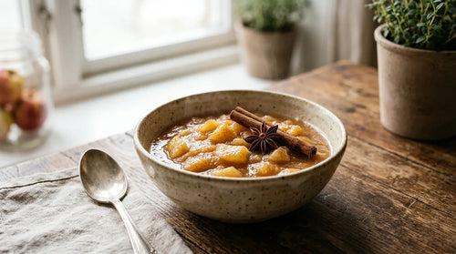 Compote de pommes à la cannelle, onctueuse et douce, aux arômes d'automne
