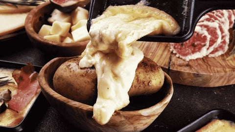 Pierre à griller vs poêlons : que choisir ?