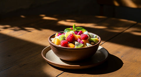 Salade de fruits frais et gourmande, explosion de saveurs sucrées et de couleurs vives.