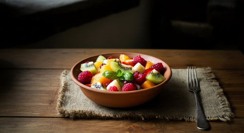 Salade de fruits frais, éclatante de couleurs et de saveurs sucrées et juteuses. Un délice rafraîchissant.