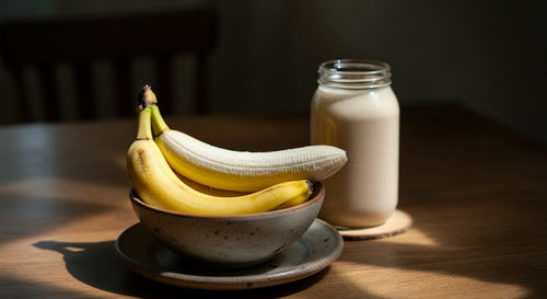 Smoothie banane crémeux et frais, parfait pour un petit-déjeuner gourmand et sain.