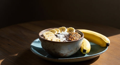 Smoothie banane onctueux, frais et naturellement sucré. Un délice fruité et nutritif pour une pause pleine de vitalité.