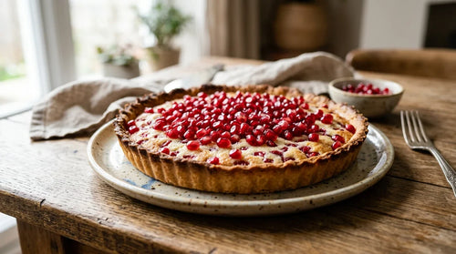Tarte fine dorée grenade, crème d'amande onctueuse et base croustillante.