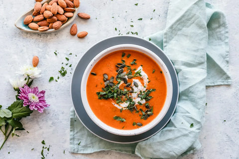 Velouté onctueux de châtaignes et cèpes, une entrée d'automne chic, réconfortante et pleine de saveurs.